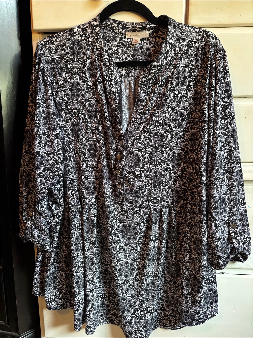 Women's Black and White Printed V-Neck Peasant Top